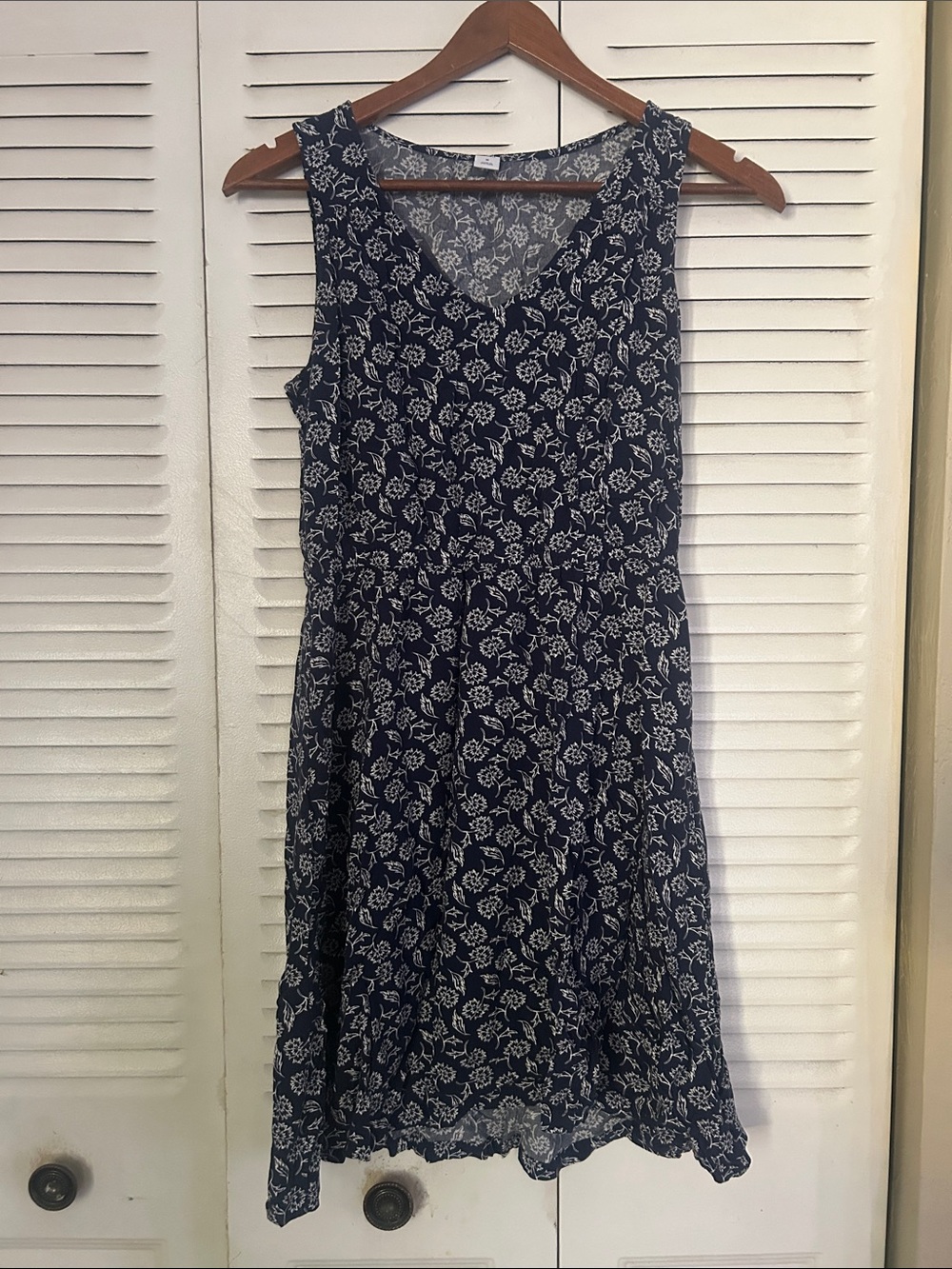 Old Navy Navy and White Floral V-Neck Sundress Size M